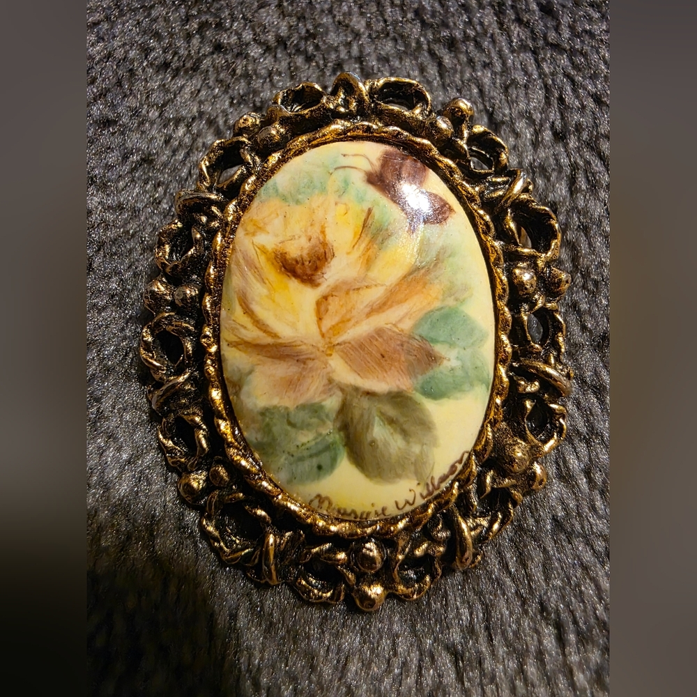 VINTAGE Hand-Painted & signed Floral Porcelain Cameo Brooch in Gold Tone